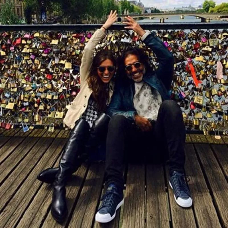 El cantante mexicano y su novia visitaron el significativo Puente de las Artes en la capital francesa para resguardar su amor con un candado, lanzando la llave de su amor al río Sena.