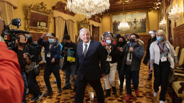 amlo en palacio2.jpeg