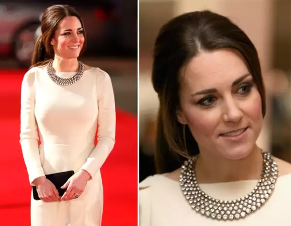 La Duquesa optó realzar su atuendo con un collar de 35 dólares de Zara.