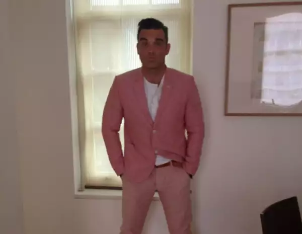 Williams también publicó una imagen vestido de saco y pantalón rosa.