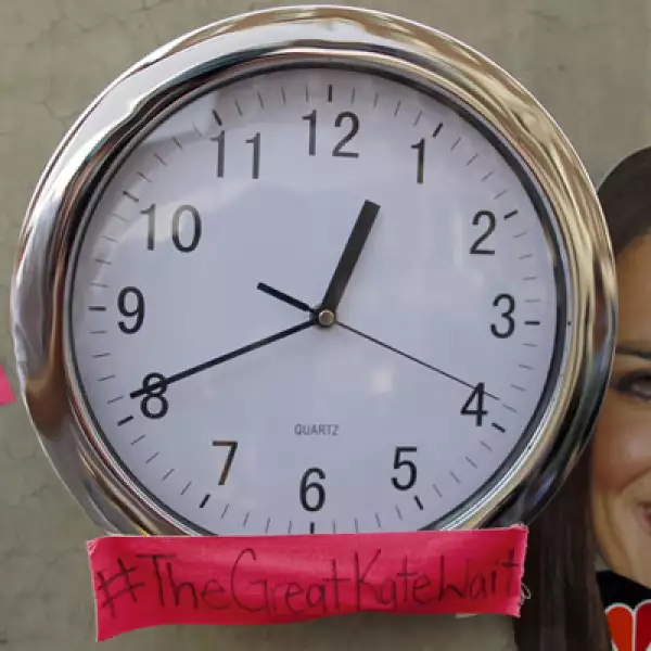 Un reloj con la imagen de la esposa del príncipe William fue colocado en el edificio del hospital.