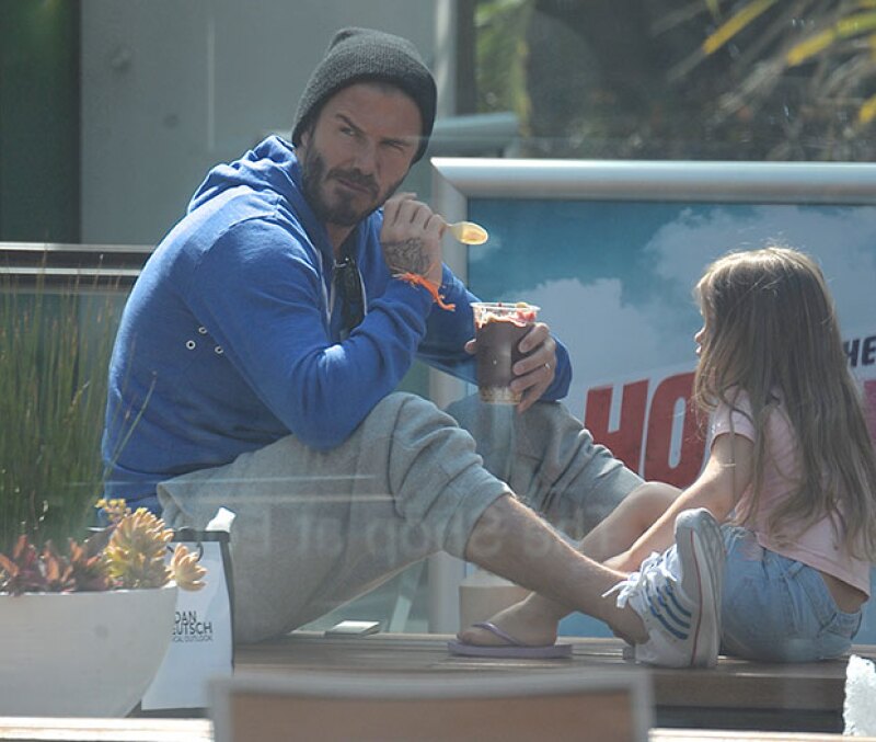 Juntos, en Los Ángeles, papá e hija pasaron un momento muy agradable al compartir un postre sentados en el piso.