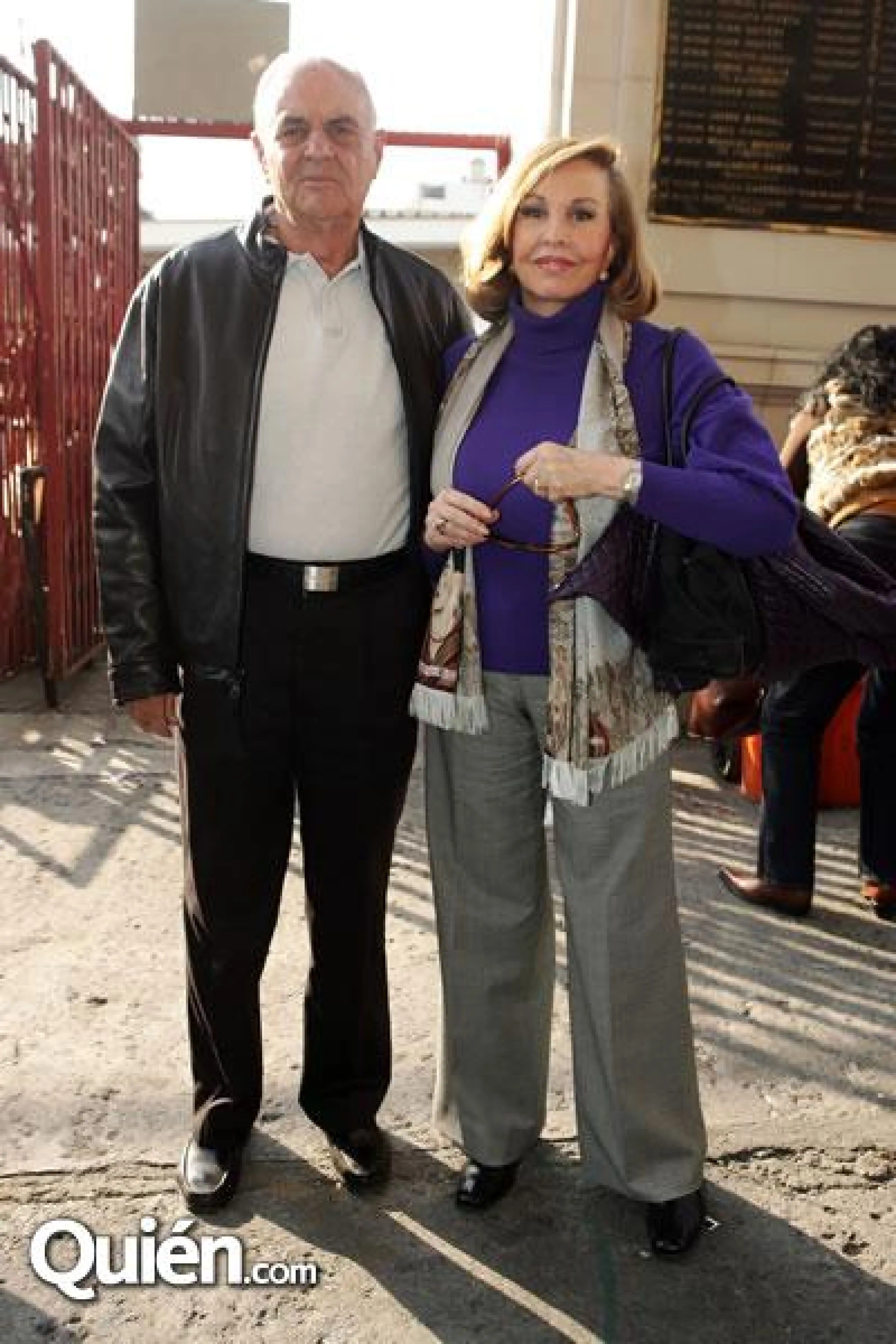 Carlos Loret y su esposa en la Plaza México