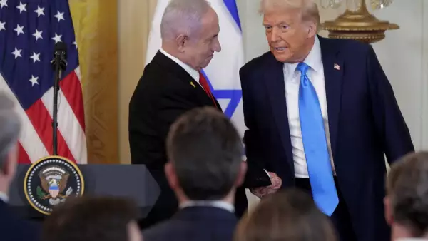 El presidente estadounidense Donald Trump (R) y el primer ministro israelí Benjamin Netanyahu se dan la mano después de una conferencia de prensa conjunta en la Sala Este de la Casa Blanca el 4 de febrero de 2025 en Washington, DC. Netanyahu es el primer líder extranjero en visitar a Trump desde que regresó a la Casa Blanca el mes pasado. (Imagen principal del artículo 'Donald Trump promete que Estados Unidos tomará el control de la Franja de Gaza')