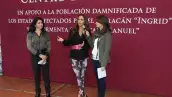 Preocupada por las necesidades de los afectados, entregó 500 cobertores y alentó a la sociedad a seguir apoyando a los necesitados.