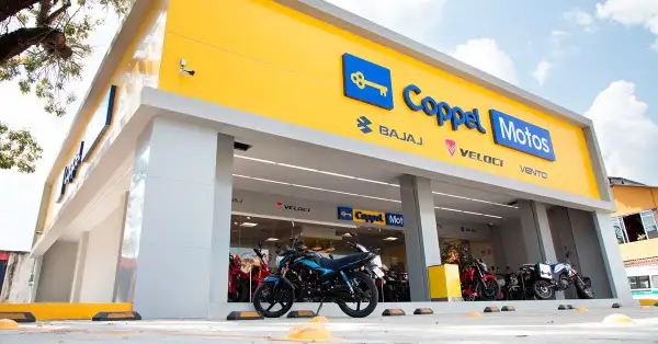 Fachada de una tienda Coppel Motos, donde se encuentran exhibidos diferentes modelos de moticiletas