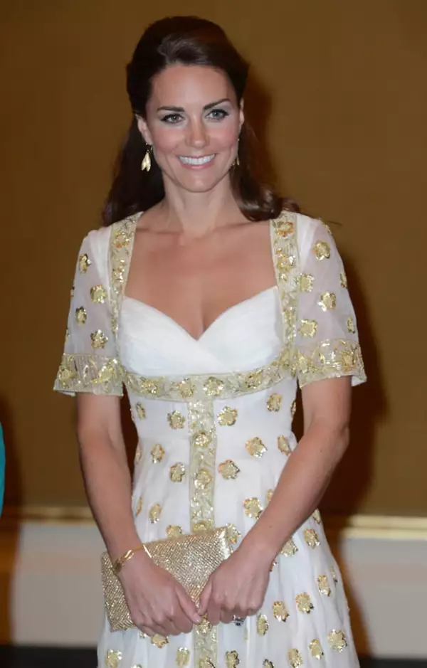 El vestido de Kate es de Alexander McQueen.