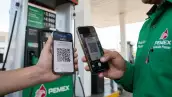Un cliente paga el servicio de gasolina mediante CoDi en una estación de Pemex. CoDi, o Cobro Digital, es una plataforma desarrollada por el Banco de México (Banxico) que permite enviar y recibir dinero de forma electrónica desde el teléfono celular, de manera inmediata, sin costo y sin utilizar efectivo.