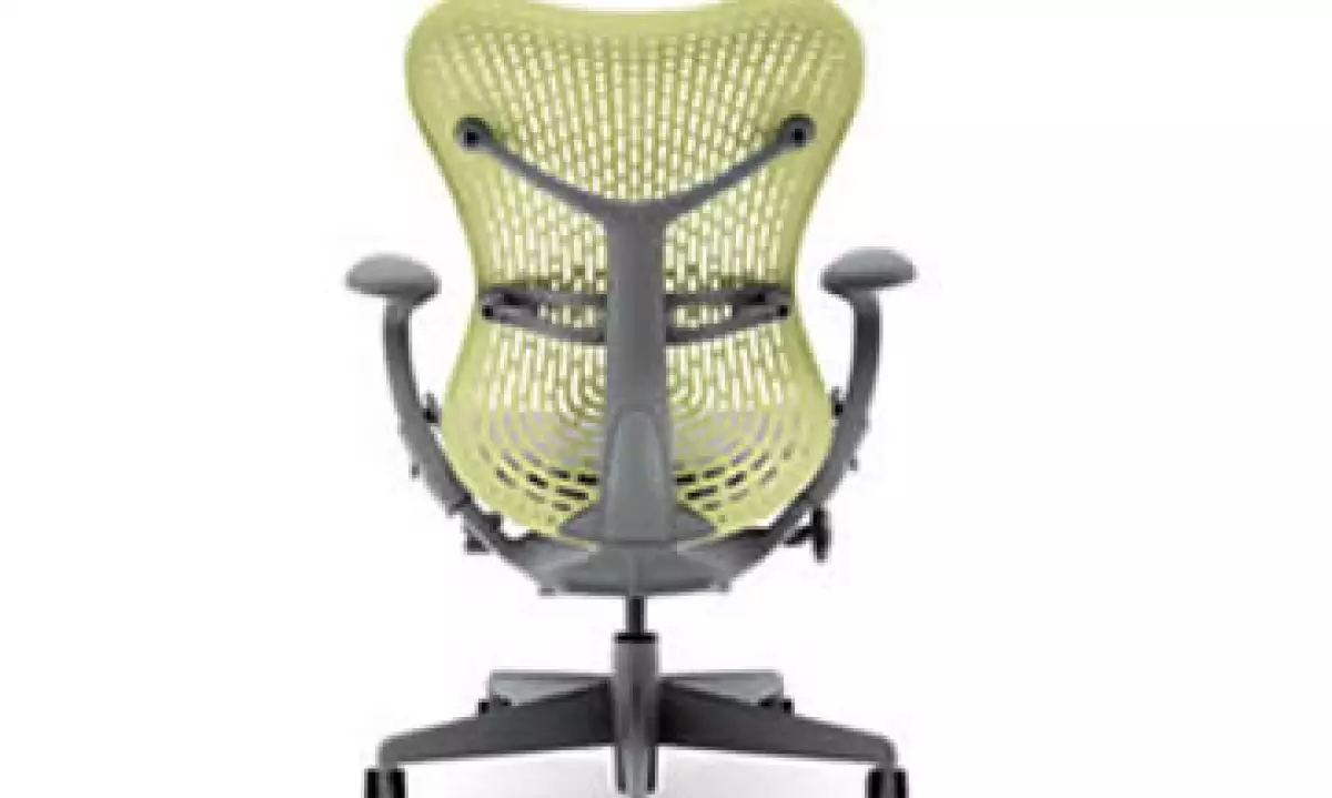 Tener una silla adecuada es más importante que el escritario y la iluminanción.(Foto: Especial )