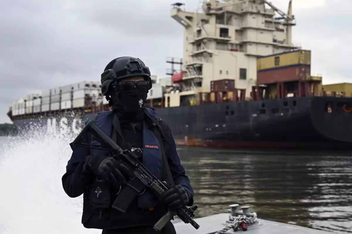 Un miembro del Comando de la Guardia Costera (COGUAR) de la Armada ecuatoriana navega en una patrulla a lo largo de los canales tributarios del río Guayas junto a las terminales portuarias mientras participa en una patrulla contra el tráfico de drogas en Guayaquil, Ecuador, el 14 de enero de 2024.
