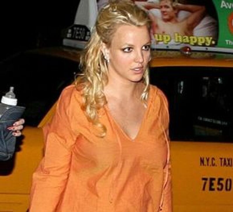 La cantante reveló que Jamie Spears aumenta la dosis de sus medicamentos para controlar su ansiedad. Fuentes aseguran que Britney se queda dormida durante las conversaciones.