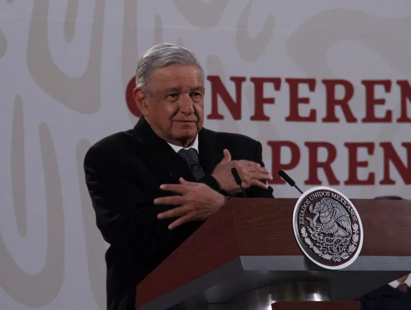 Andrés Manuel López Obrador, presidente de México se despidió de la conferencia matutina con un abrazo deseando un mejor año
