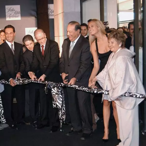 Carlos Slim Domit, Carlos Hajj, David Pilnick, Carlos Slim Helú, Petra Nemcova y Donna Tallon en la apertura de Saks Fifth Avenue de Santa Fe en 2007.