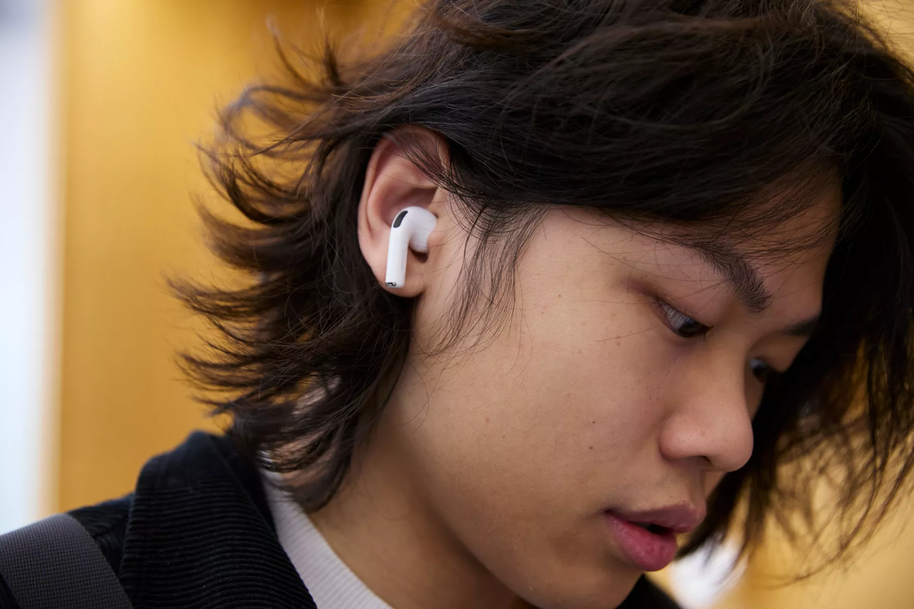 ¿Aprender otro idioma a la 'antigüita' o usar audífonos que traducen en tiempo real? Lo que la IA no puede suplir