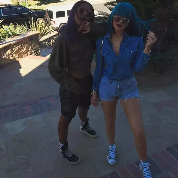 Durante el tiempo en el que dejó de teñir su pelo para obtener un rubio muy claro la vimos lucir pelucas de arriegados colores.