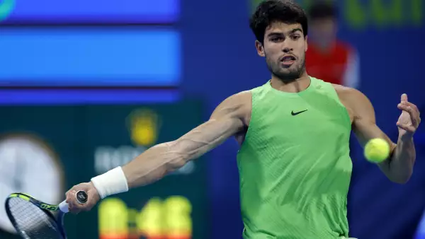 El invicto Alcaraz apunta al triplete en Indian Wells ante Sinner y Djokovic