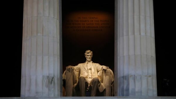 Los cierres más visibles para el público son los de los museos en Washington, que indignan a turistas. En la imagen, el Memorial de Lincoln cerró su puertas este martes.
