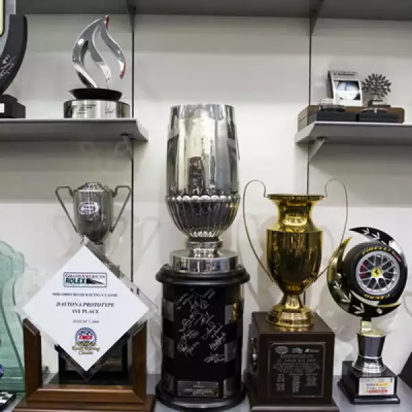 Los trofeos dejan clara la pasión de Slim Domit por el automovilismo, quien junto con Soberón explica a Expansión cómo la Fórmula 1 se ha convertido en la plataforma de mercadotecnia deportiva más grande del mundo.