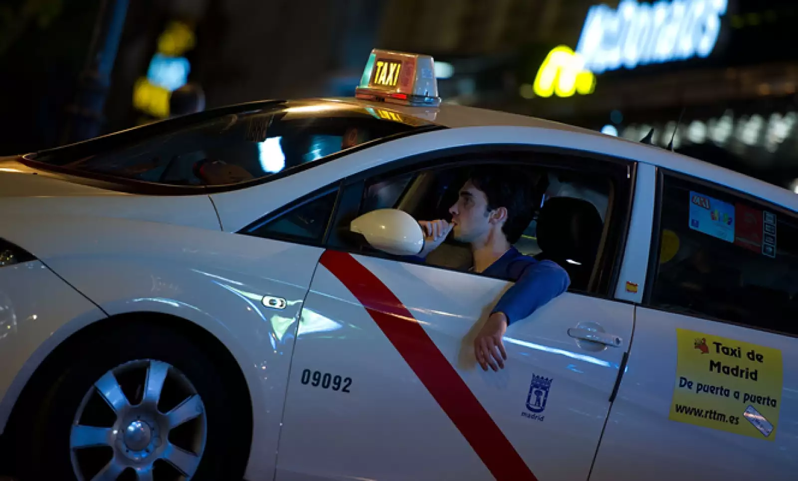 En la capital ibérica predomina el color blanco en los taxis.