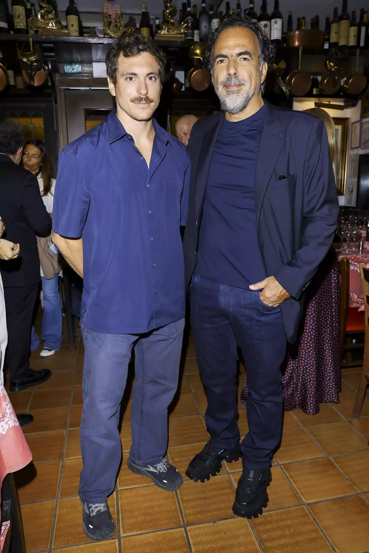  Giulio Bertelli y Alejandro González Iñárritu en una cena. 