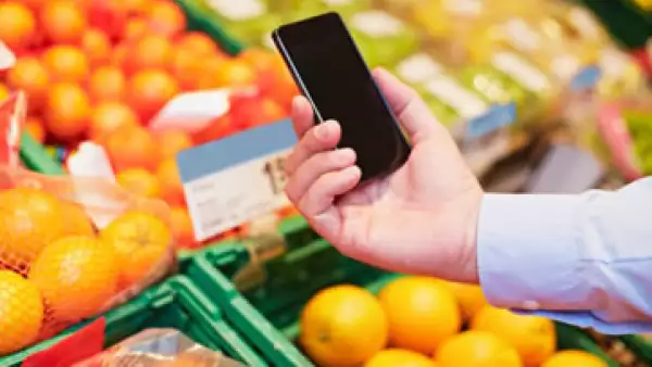 Algunos usuarios comparan precios en una tienda a través de sus teléfonos inteligentes. (Foto: Getty Images)