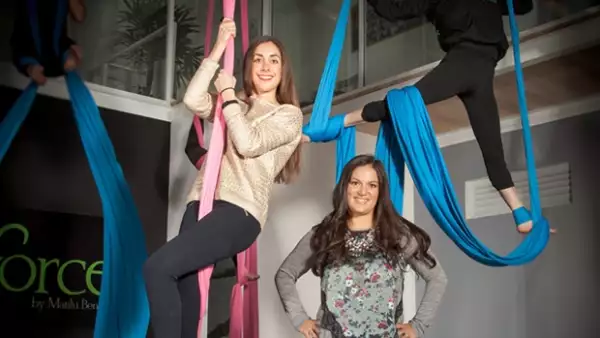 Inspirada por su pasión por el baile, Marilú Benitez creó Dance Force, en donde enseña la disciplina aérea, hoy en día una de las más buscadas en nuestro país.