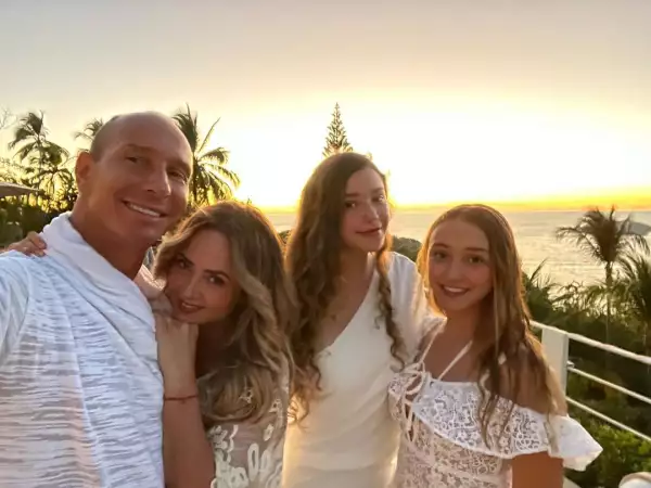 Erik Rubín, Andrea Legarreta, Mía y Nina Rubín.