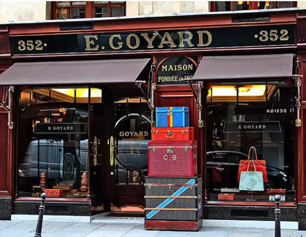 La casa también ofrece otros productos como bolsas y carteras.