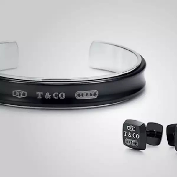 Con un estilo mucho más moderno, combina esta pulsera de plata y las mancuernillas.