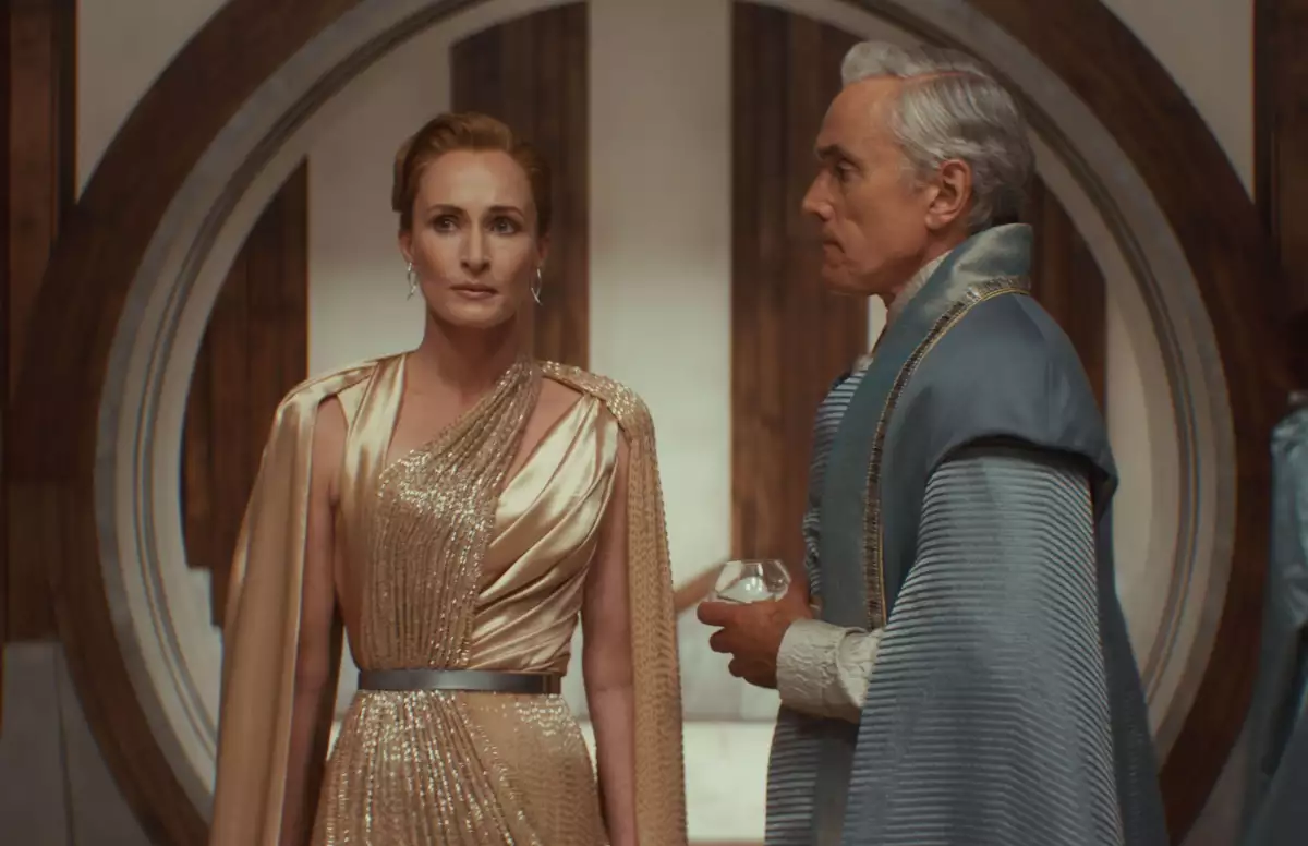 Foto de Genevieve O'Reilly como Mon Motha y Ben Miles como Tay Kolma en la serie 'Andor'.