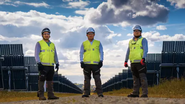Equipo técnico en una planta solar de Enel México
