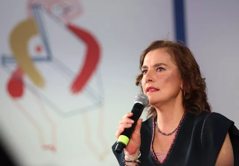 Beatriz Gutiérrez Müller durante la charla “El placer de leer” como parte de las actividades en el marco de la XXII Feria Internacional del Libro en el Zócalo Capitalino.