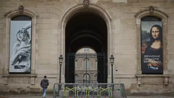 Louvre Closes After Jewellery Heist