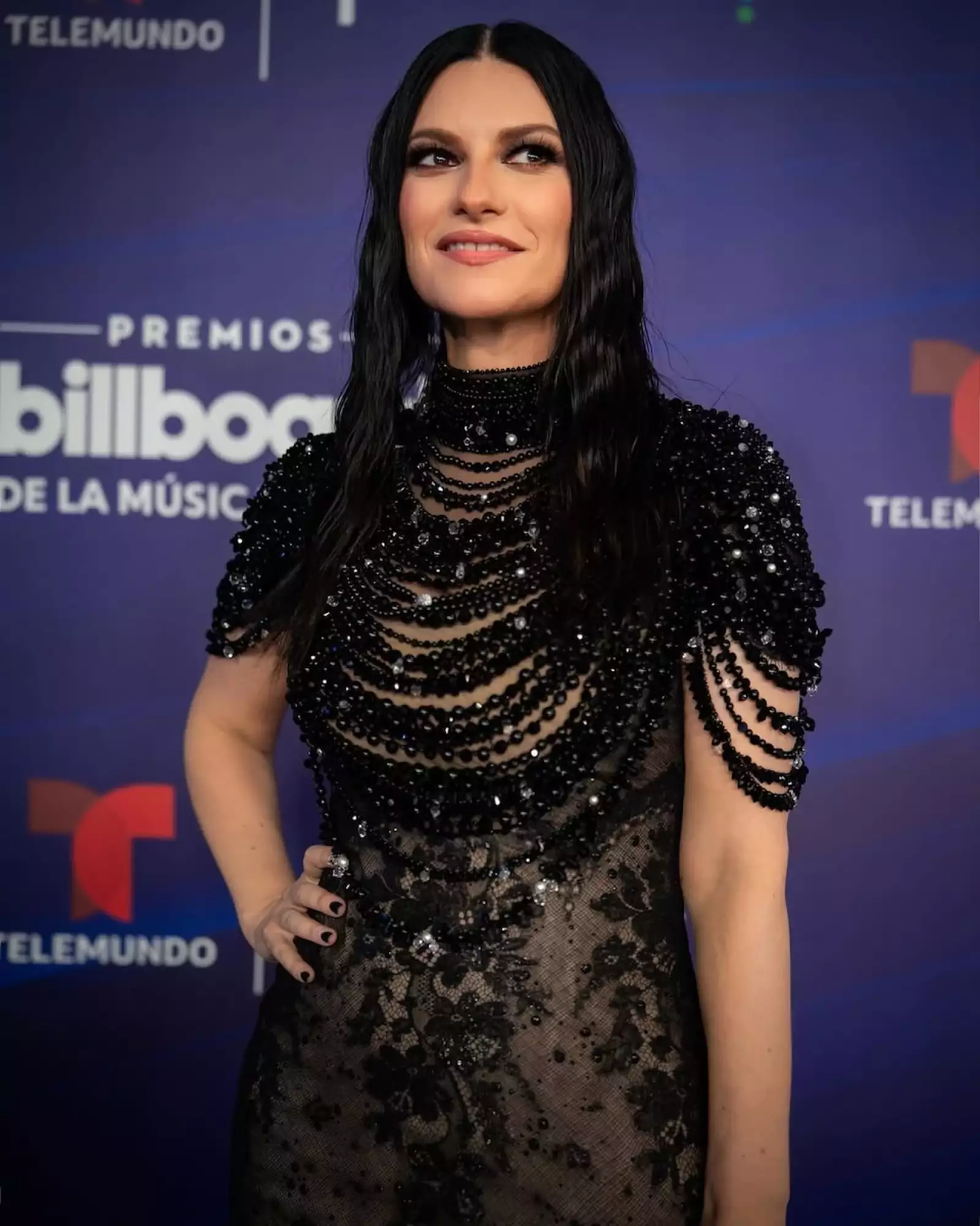 Laura Pausini lleva el último vestido que le diseñó Giorgio Armani a los Premios Billboard de la música latina