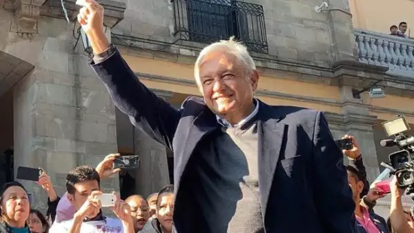 AMLO consulta