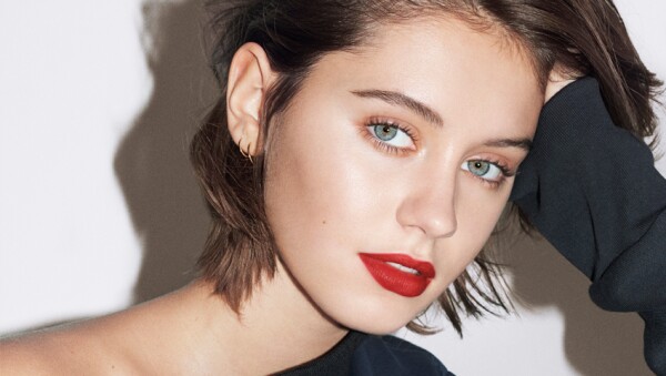 Iris Law, nueva embajadora global de Burberry Beauty.