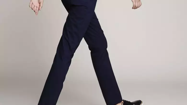 Los pantalones de algón de corte recto acompañados de un blazer, una chaqueta o un suéter son la combinación casual por excelencia.