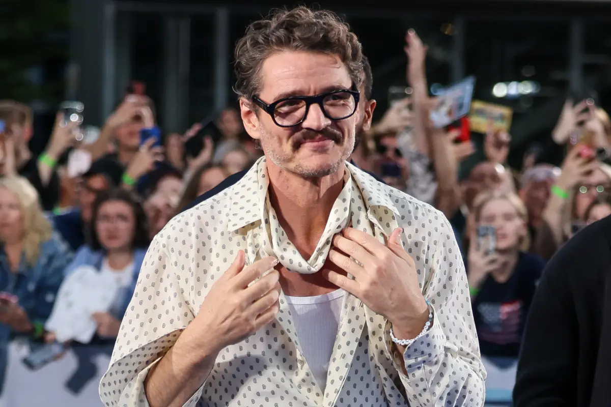 Foto de Pedro Pascal en la premier de 'Fantastic Four' en Berlín, con una camisa de transparencias y camiseta blanca de fondo.