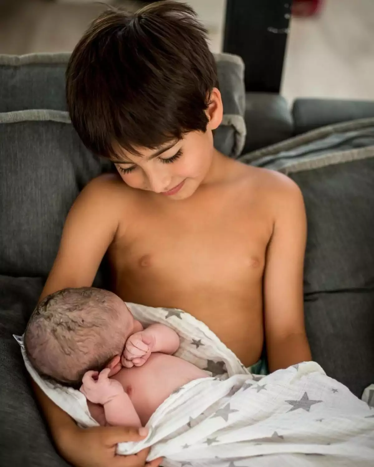 Michelle Renaud publica fotos del parto natural en agua de su segundo hijo Milo junto a su esposo Matías Novoa
