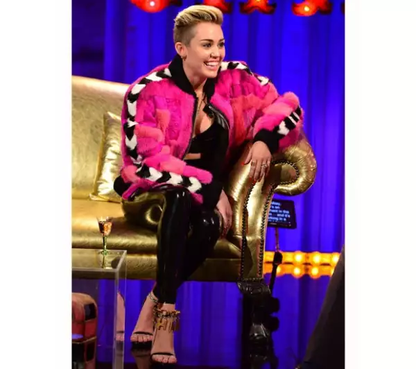 El conductor la cuestionó sobre la noche de los MTV Awards y sobre su nuevo sencillo `Wrecking Ball´. Ella se veía feliz.