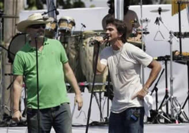 Miguel Bosé y Juanes, unidos por la paz sin fronteras (Foto: Reuters)