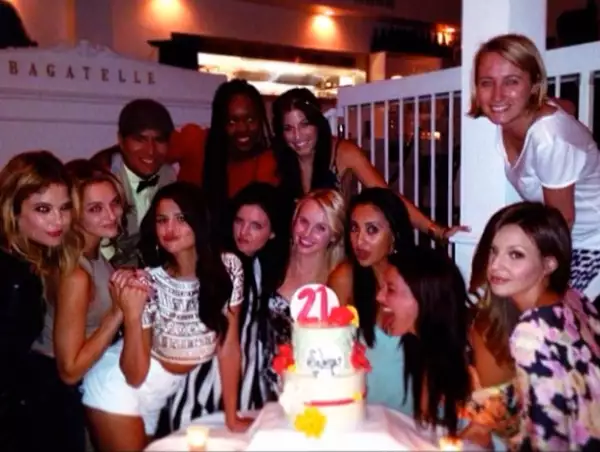 Selena en compañía de sus amigos en un restaurante ubicado en West Hollywood.