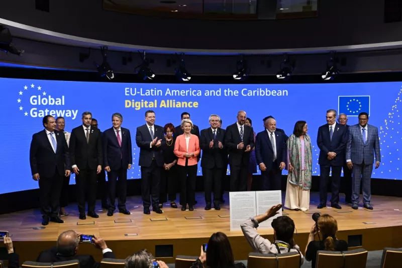 El ministro de Asuntos Exteriores de Guatemala, Mario Adolfo Bucaro Flores, el presidente de Paraguay, Mario Abdo Benítez, el presidente de Ecuador, Guillermo Lasso, el presidente de Costa Rica, Rodrigo Chaves Robles, el presidente de la Comisión Europea, Ursula von der Leyen, el presidente de Argentina, Alberto Fernández, el presidente del Consejo Europeo, Charles Michel, el presidente de Brasil