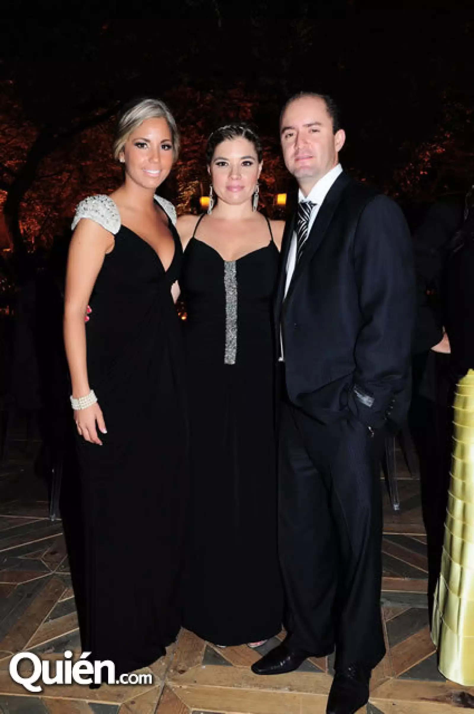 Viviana y Silvia Wong con Fidel Villanueva