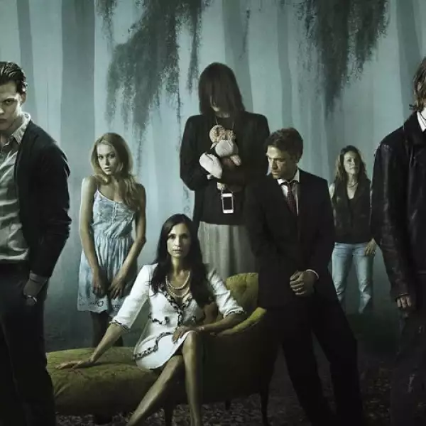 Si American Horror Story es una de tus favoritas, te recomendamos ampliamente que veas Hemlock Grove. Desde su fecha de estreno en 2013, la serie ha dejado sorprendidos a varios.