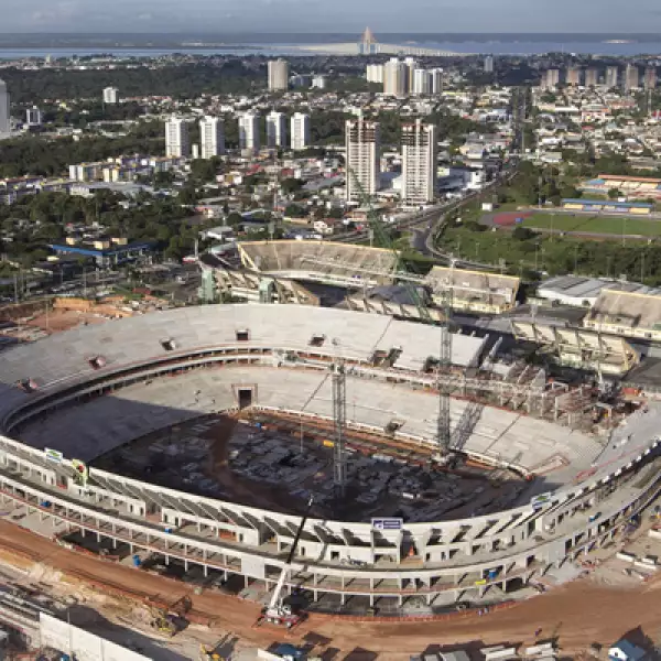 Ésta es otra de las sedes donde los obreros trabajan a marchas forzadas para concluir los trabajos.