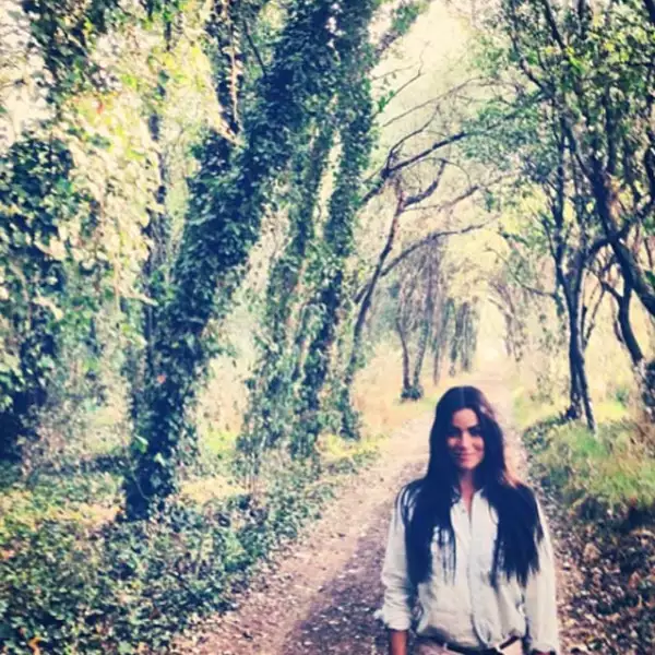 Para resolver la famosa pregunta `¿Qué me pongo?´, Victoria lo resuelve en una blusa, jeans... y ella los luce más que bien.