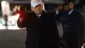 El presidente de los Estados Unidos, Donald Trump, sale de Air Force One al llegar a la Base Conjunta Andrews en Maryland el 1 de febrero de 2026, cuando regresa de Palm Beach, Florida.