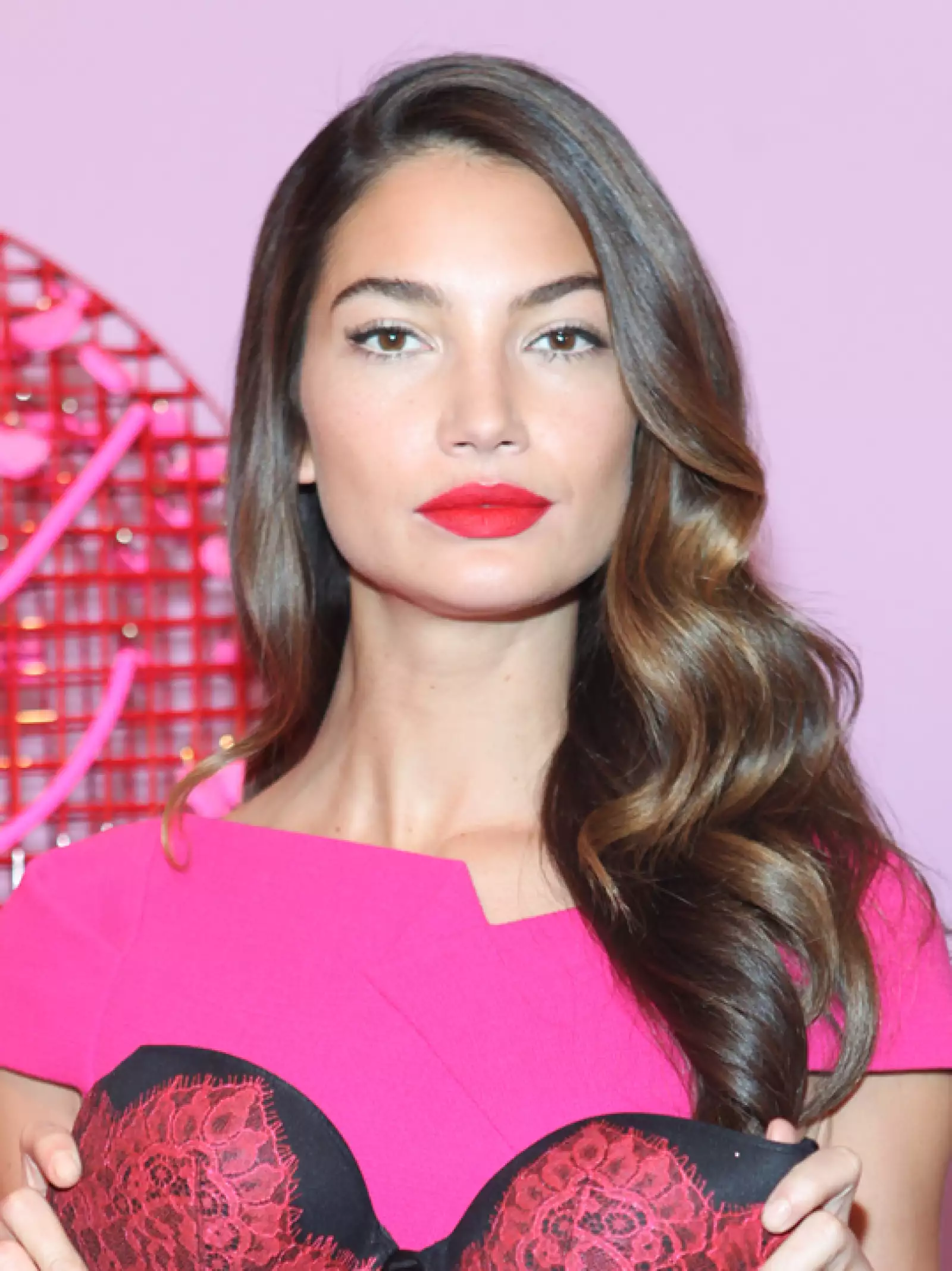 Lily Aldridge cautivó a todos con un lipstick rojo cereza brillante que le dieron vida a su cara. El pelo lo llevó en ondas y de lado, un estilo muy clásico.