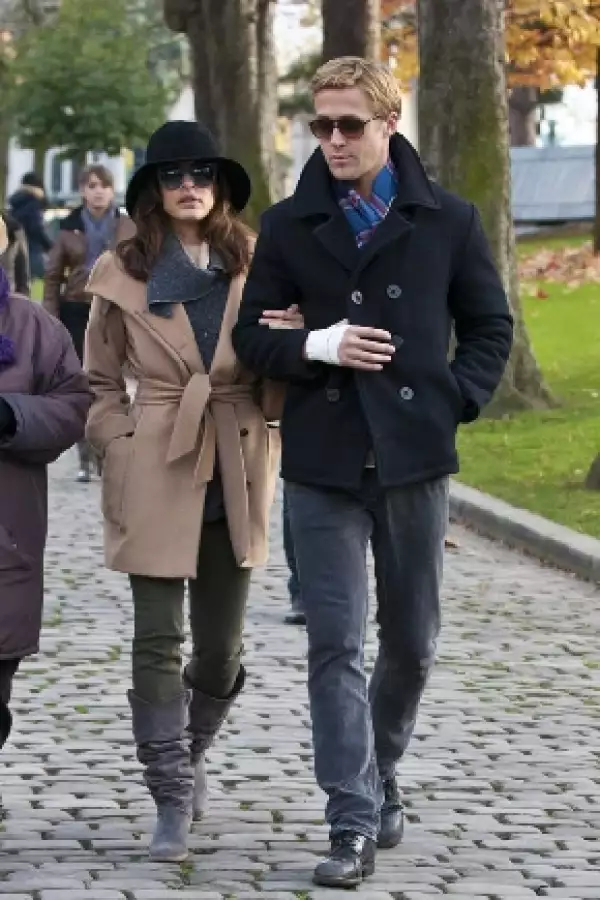 La pareja se demuestra su cariño incluso frente a sus compalros de trabajo.